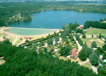 Vue aérienne du camping et de la base de loisirs du lac