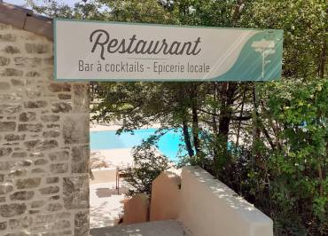 Entrée du resturant avec la piscine