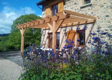 Gîte des Monneries à Poule-les Echarmeaux dans les Monts du Beaujolais - Proximité Col des Echarmeaux dans le Rhône : location de vacances idéale en famille !