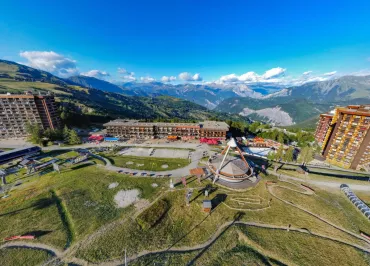 Centre station du Corbier en été avec le tripode