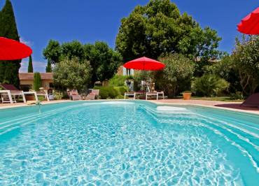 Piscine et ciel bleu - Fontaines des Magnarelles