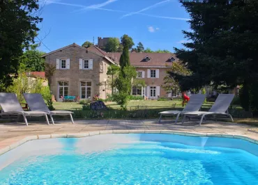 Vue sur la propriété et la piscine