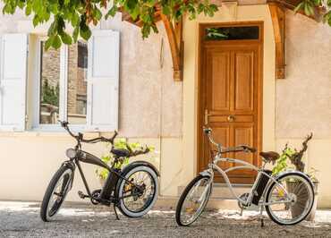Vélos électrique à disposition pour la location, avec chariot pour enfant pour les familles