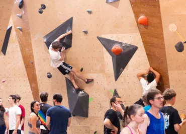 Grimpeurs dans la salle d'escalade