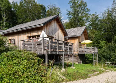 Chalet Eté vu de face au premier plan avec à côté le chalet jumelé Hiver