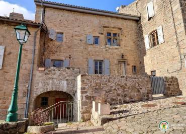 Les Châtaigniers Maison en pierres au c?ur du village de caractère