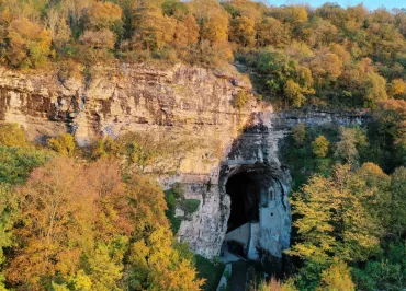 Entrée des Grottes vue du ciel - A moins d'une heure de Lyon