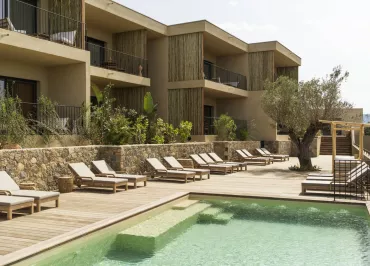 Détente à la piscine - Résidence Oradoro