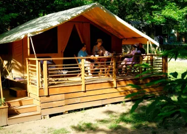 Lodge toile & bois au Camping La Châtaigneraie à Gravières, près des Vans (Sud Ardèche) : un séjour nature au calme.