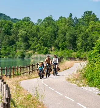 Famille à vélo sur ViaRhôna vers Massignieu 