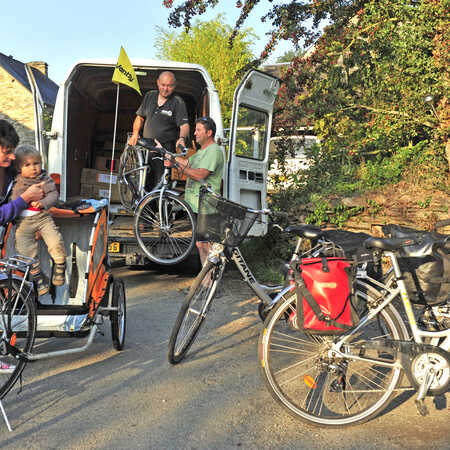 how to transport luggage by bicycle on a cycle route