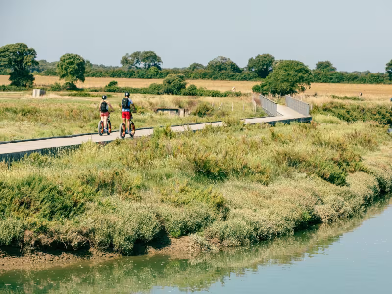 Couple à vélo dans les marais vers Talmont