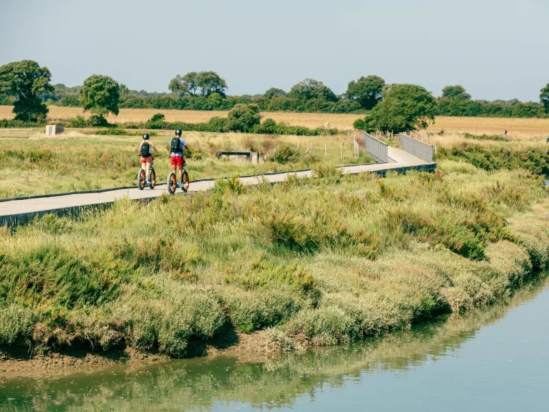 Couple à vélo dans les marais vers Talmont