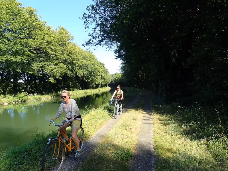 Cyclistes sur le canal vers Heuilley
