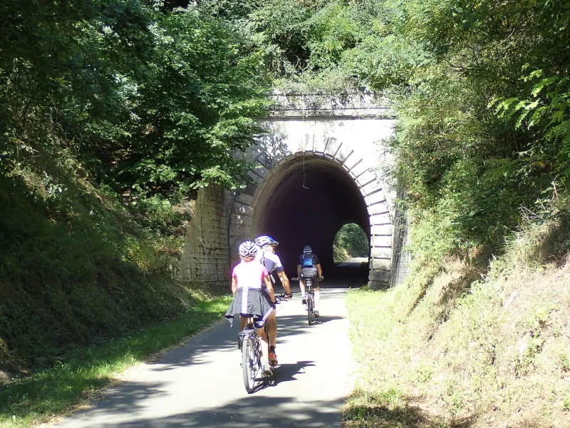 Tunnel sur la voie des vignes (voie verte autunoise)