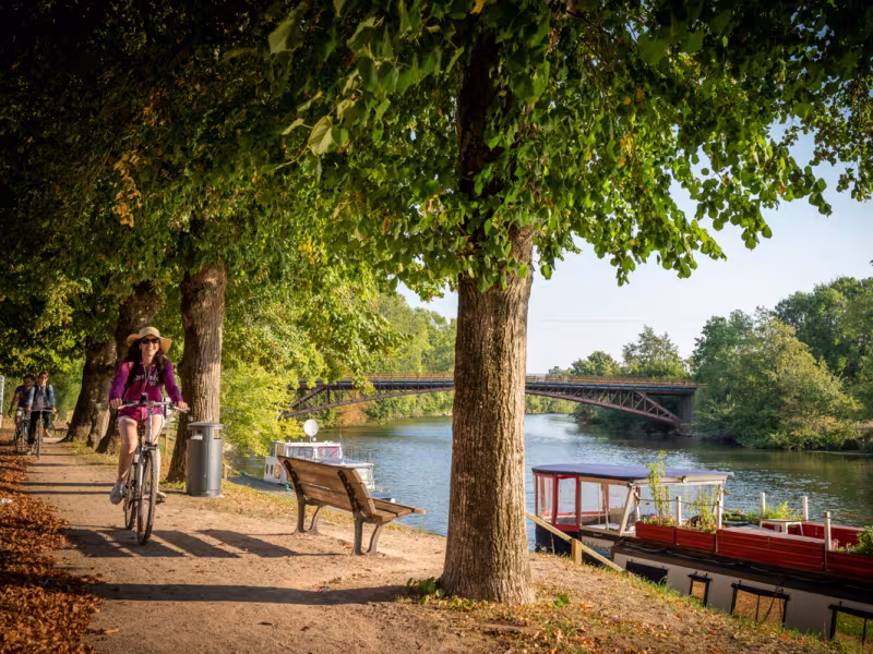 À vélo au bord de l'eau