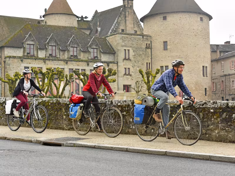 Tour Zizim de Bourganeuf sur La Creuse à vélo