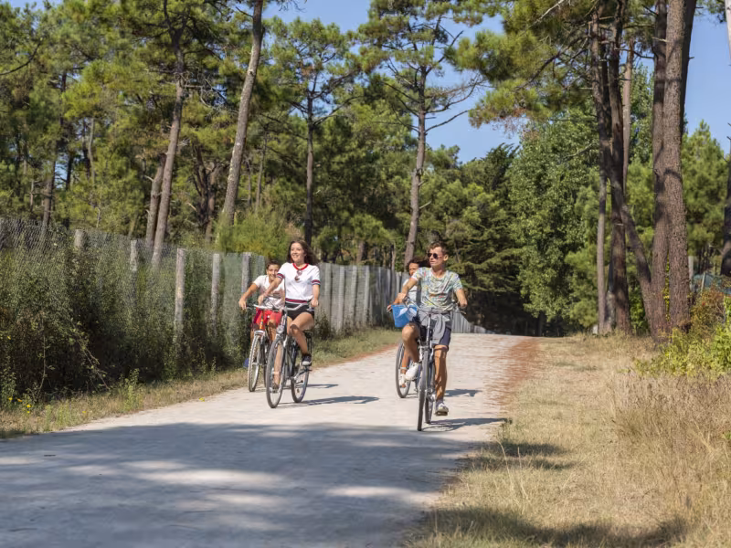 Cyclistes sur la piste cyclable à La Faute-Sur-Mer