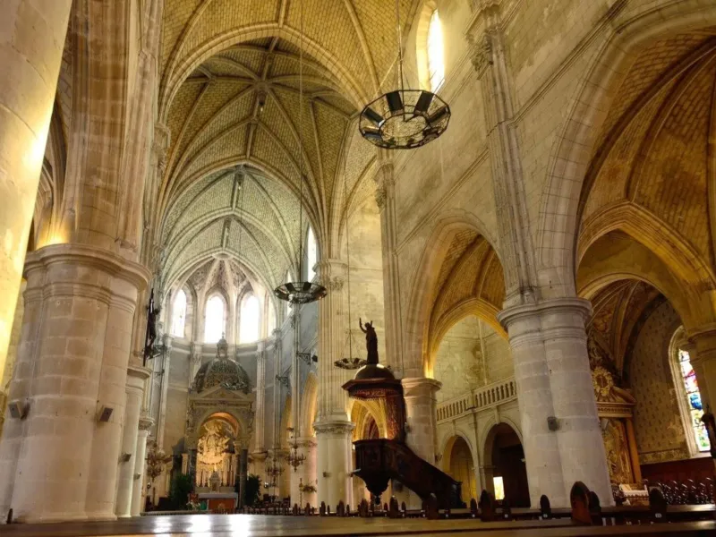 Église Notre Dame de Bon Port à l'intérieur