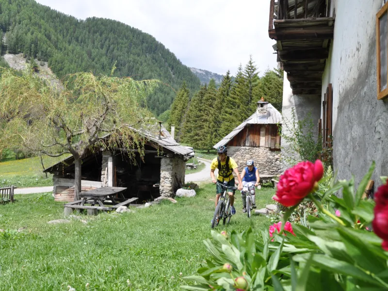 Traversée d'un village à VTT
