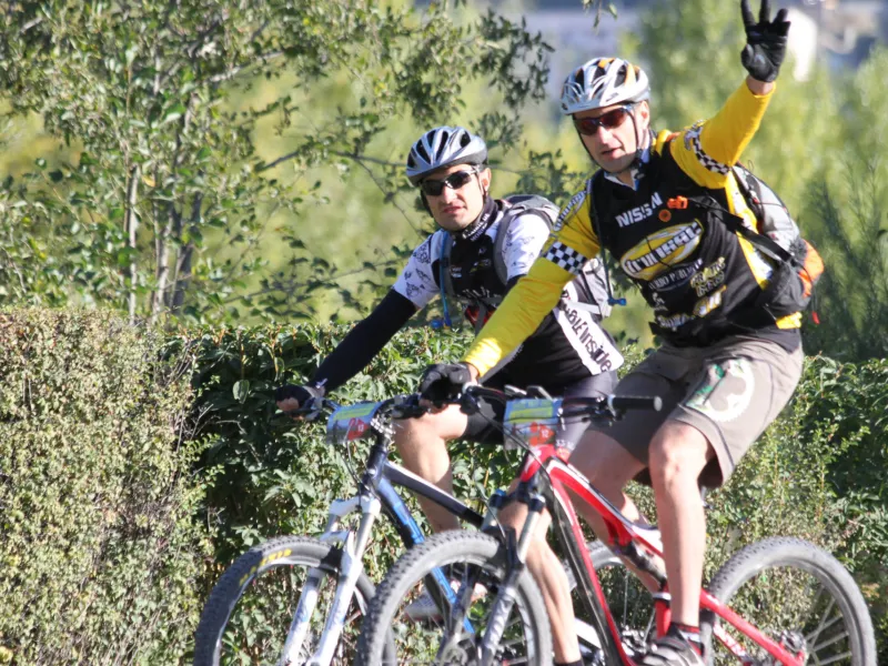 Duo de VTTistes sur la Grande Traversée L'Alpes Provence