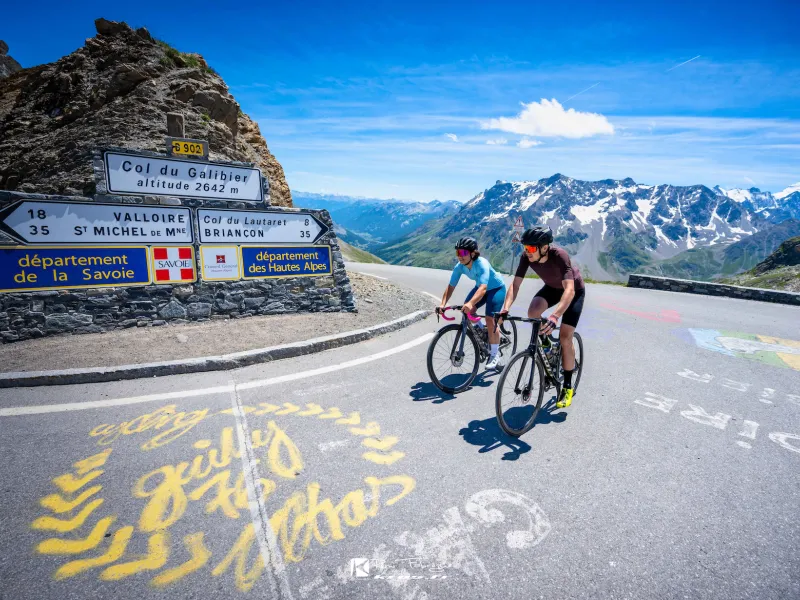 Arrivée au sommet du col du Galibier, un graal de cycliste