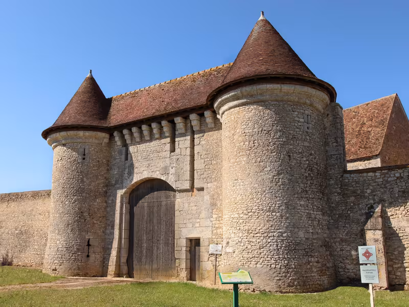 Abbaye bénédictine fortifiée à Nottonville