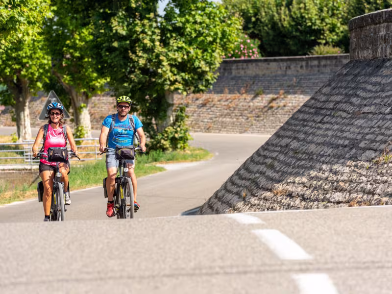 Cyclistes à Caderousse sur ViaRhôna