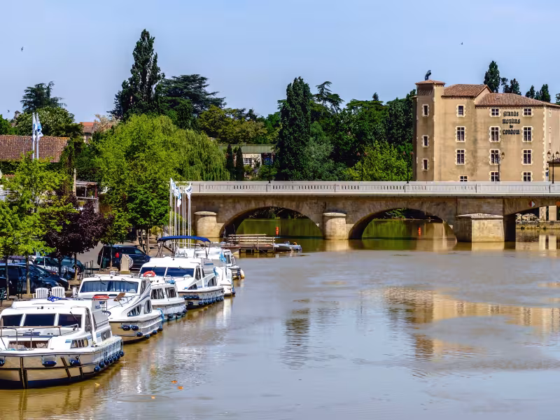 Les Grands Moulins de Condom au bord de la Baïse