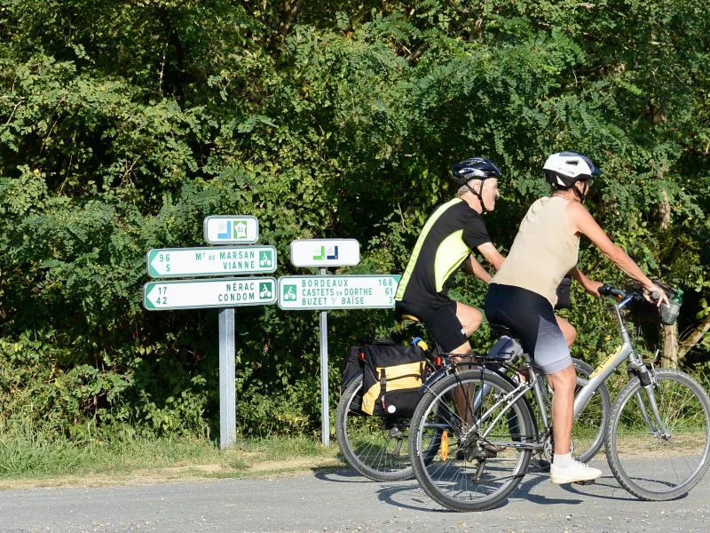 Cyclistes sur la route de la V82