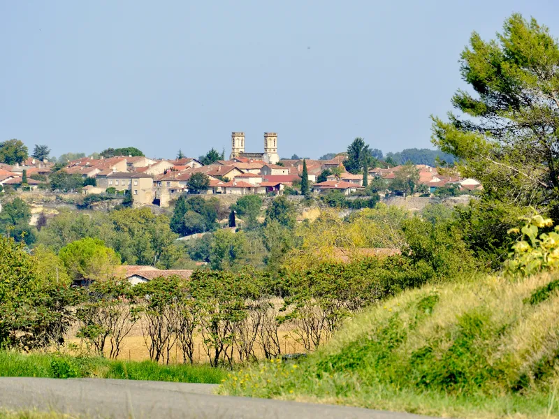 Route de la V82 menant à Valence-sur-Baïse