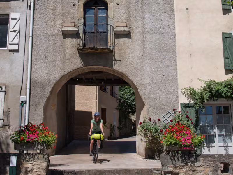 Porte du village de Camon - La Vélosud