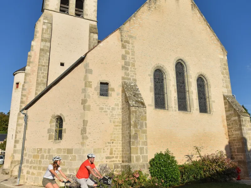 Devant l'église de Donnery