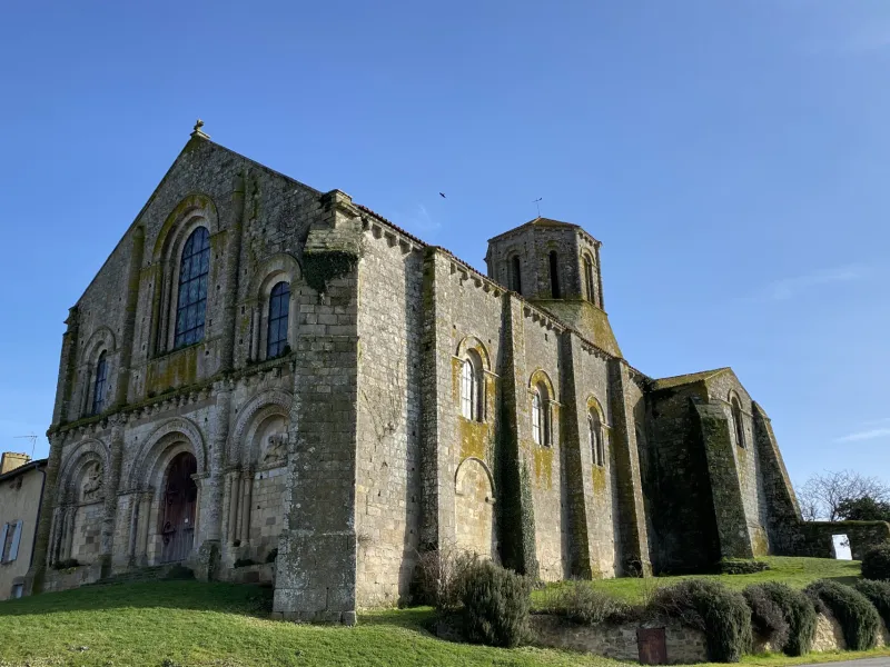 Église Saint-Pierre de Parthenay-le-Vieux