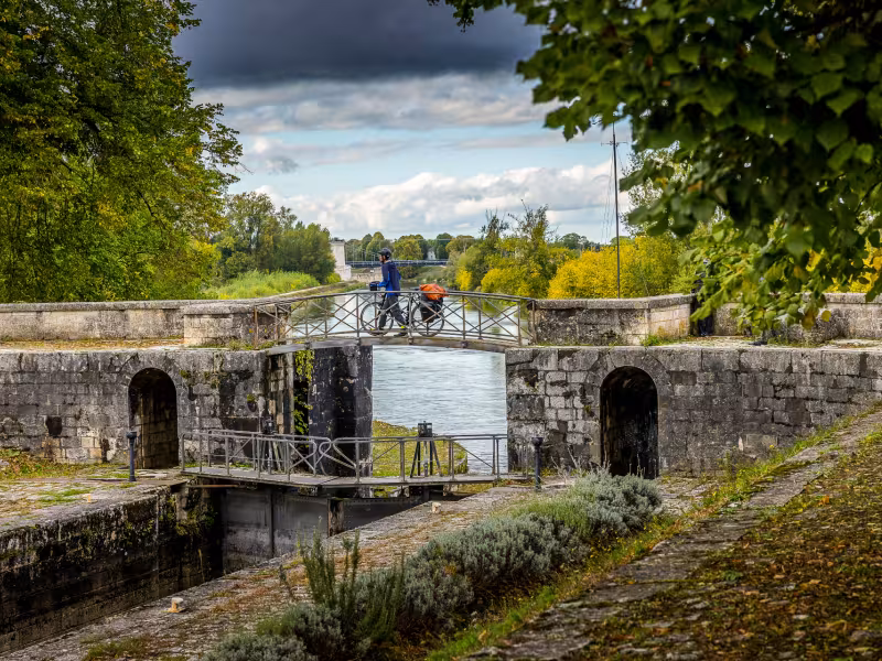 Écluse de Mantelot à vélo