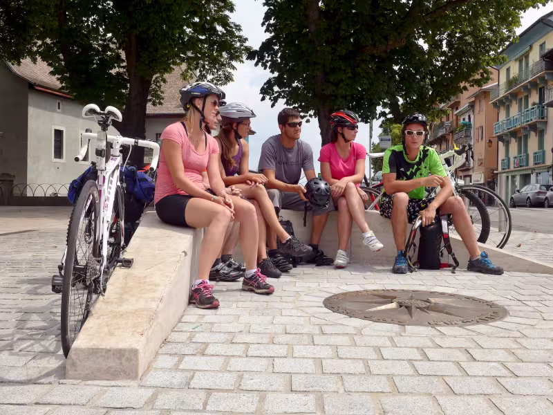 Groupe au départ de Route des Grandes Alpes à vélo