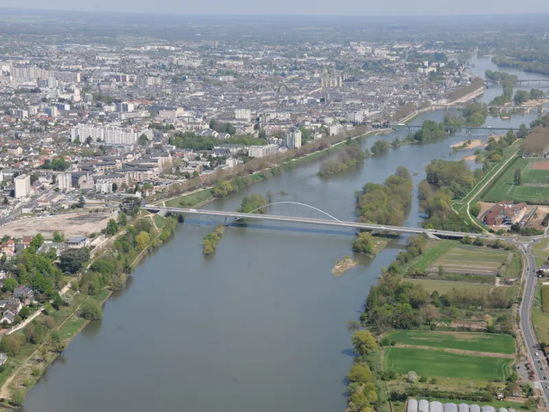 Le pont de l'Europe vue du ciel à Orléans