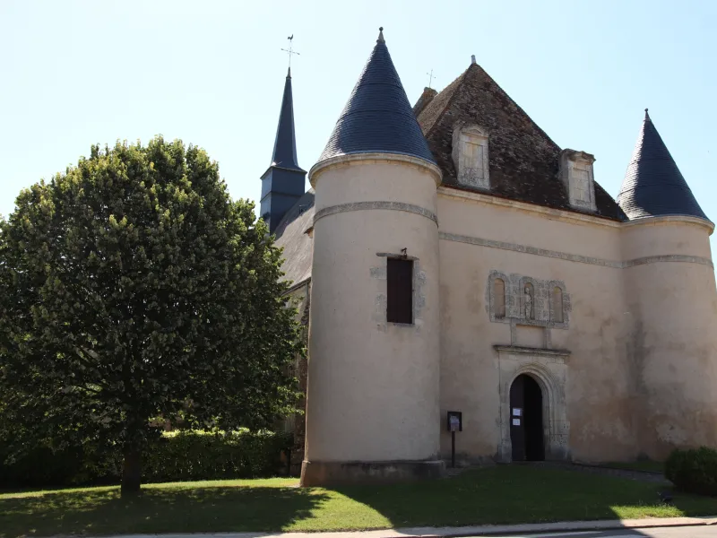 L'église Saint-Pierre de Romilly-sur-Aigre.