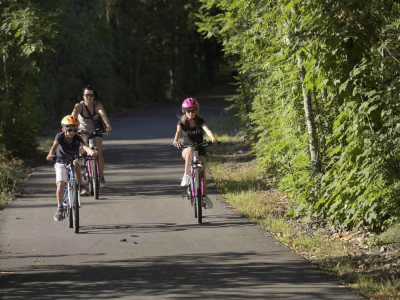 Famille sur l'itinéraire Via Fluvia