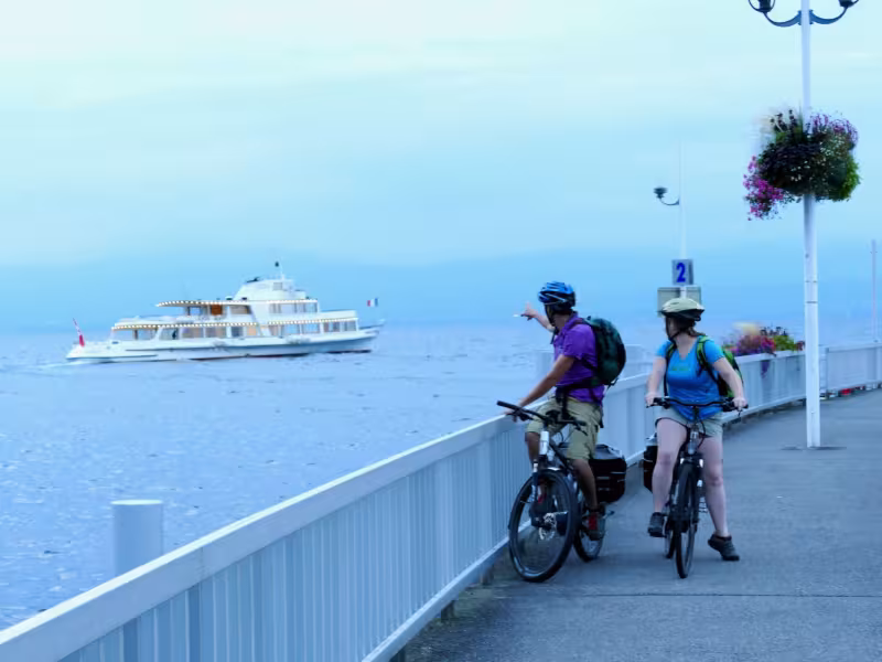 Départ d'un bateau sur le Léman au port de Thonon-les-Bains