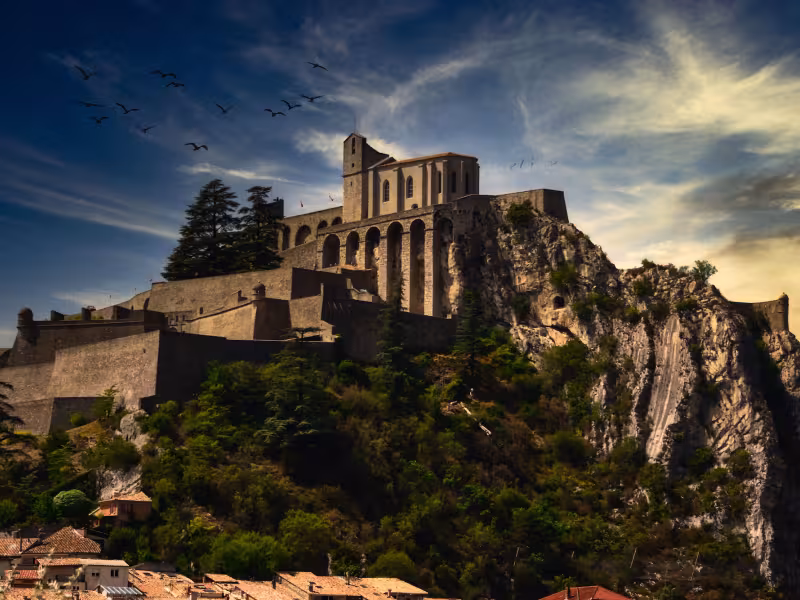 La majestueuse citadelle de Sisteron signal de l'arrivée dans les Alpes de Haute-Provence