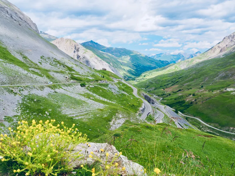 Lacets dans le versant nord du col du Galibier