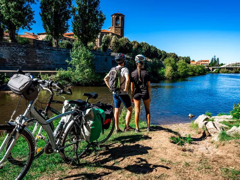 Cyclistes au bord de l'Allier à Langeac 