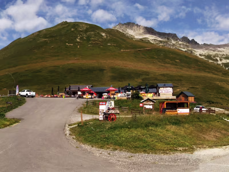 Le col de la Madeleine et ses commerces