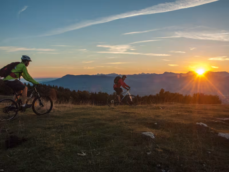 Lever de soleil au sommet du mont Salève