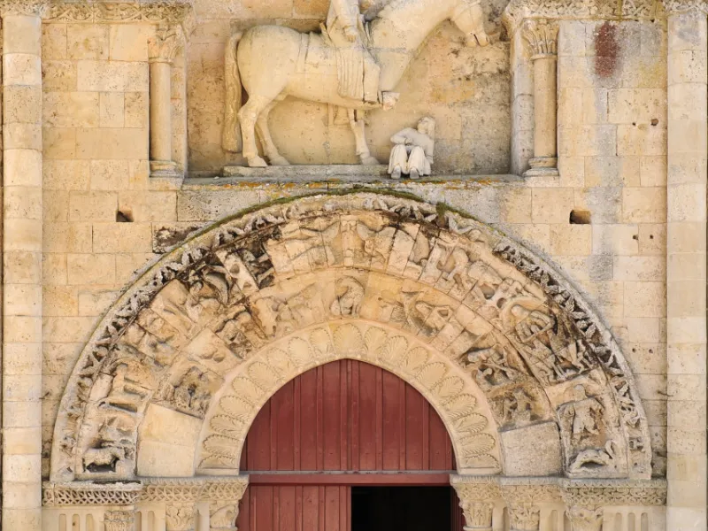 Façade de l'église Saint-Hilaire à Melle