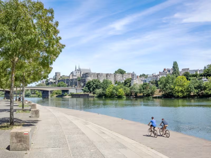 À vélo sur le Quai Eric Tabarly à Angers