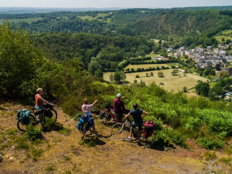 Cyclistes à Saint-Léonard-des-Bois