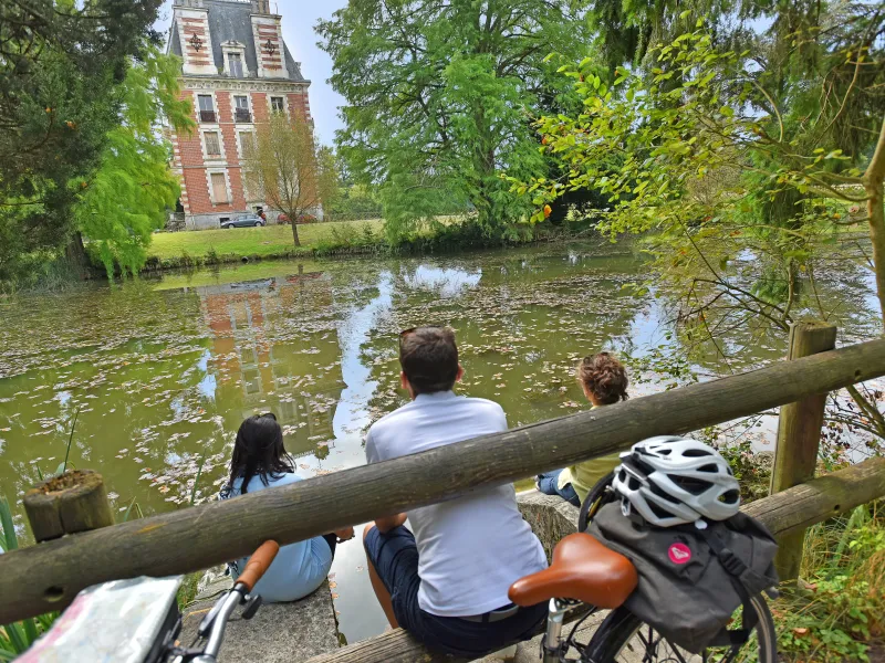 Pause devant le château de la Charbonnière