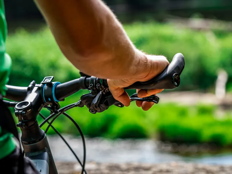 Cycliste sur Via Allier vers Luzillat